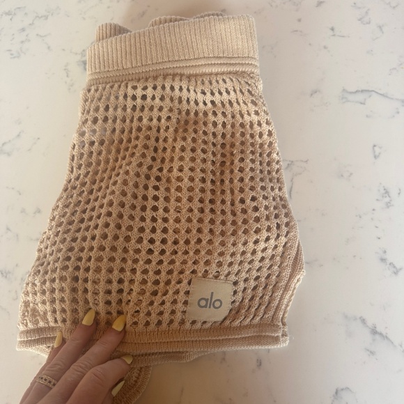 ALO YOGA WOMEN SHORTS SIZE SMALL BRAND NEW BIEGE COLOR - Picture 1 of 9